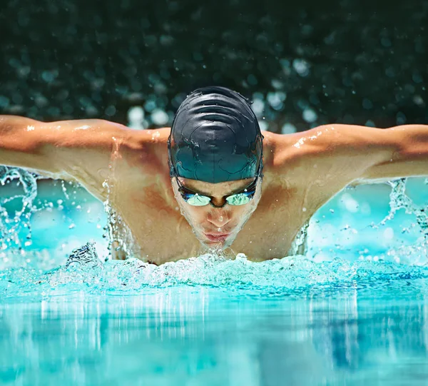 完美的蝶泳动作一个男游泳者向摄像机做蝶泳动作 — 图库照片