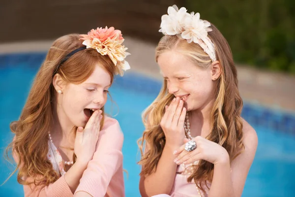 Веселится Своей Подругой Две Маленькие Девочки Одетые Модную Одежду — стоковое фото