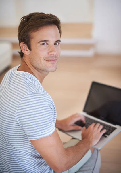 Feliz Com Seu Pacote Internet Jovem Usando Laptop Sorrindo Para — Fotografia de Stock