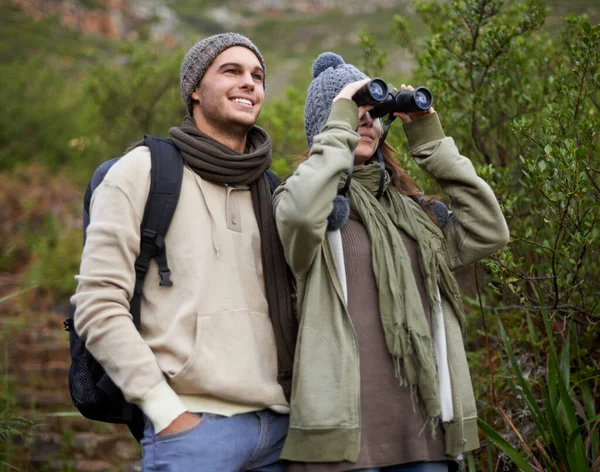 接收所有的景象 一对年轻夫妇一边欣赏登山 一边欣赏所有的风景 — 图库照片