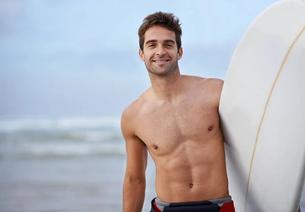 Wellen Jagen Ist Seine Leidenschaft Ein Hübscher Junger Surfer Strand — Stockfoto