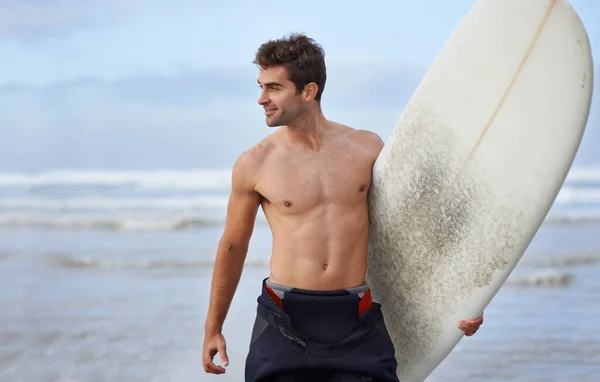 Perseguir Ondas Sua Paixão Belo Jovem Surfista Praia Desejando Uma — Fotografia de Stock