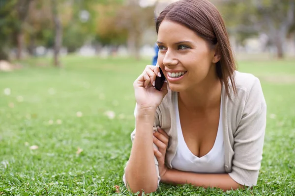 Wat Heb Gezegd Een Mooie Jonge Vrouw Liggend Het Gras — Stockfoto