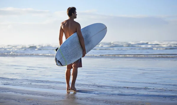 Sakin Deniz Onu Bekletir Kumsalda Genç Yakışıklı Bir Sörfçü Iyi — Stok fotoğraf