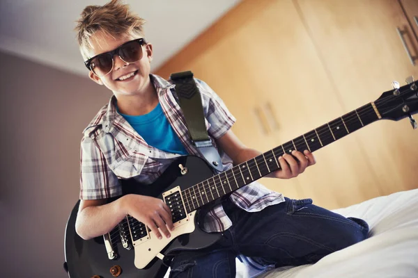 Bude Něj Rocková Hvězda Malý Chlapec Hraje Elektrickou Kytaru Své — Stock fotografie