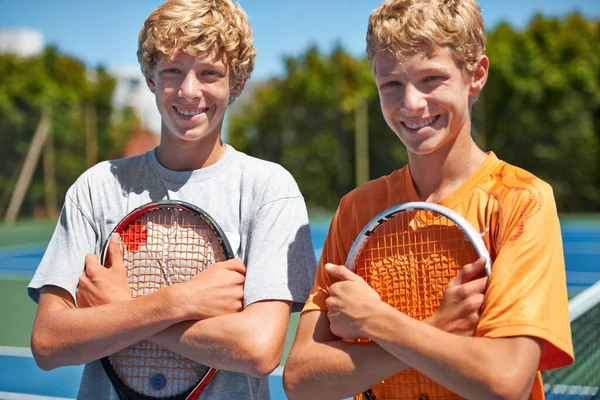 테니스 그들이 운동이다 친구가 코트에서 테니스 라켓을 있습니다 — 스톡 사진