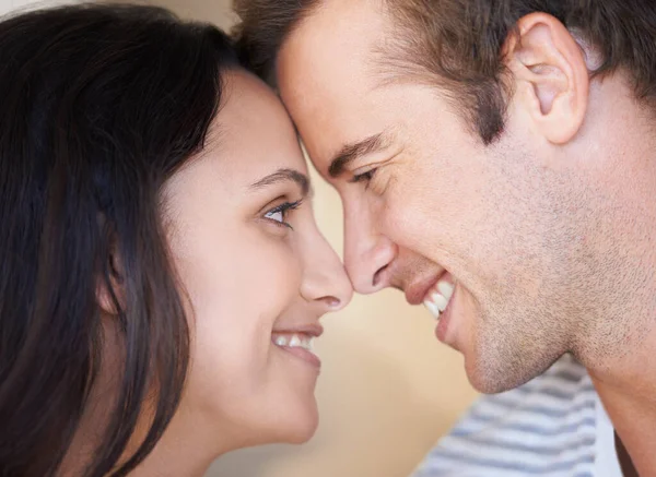 Kita Akan Bersama Selamanya Pasangan Muda Yang Penuh Kasih Tersenyum — Stok Foto
