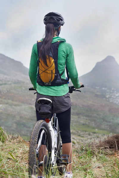 Dit Prachtig Uitzicht Een Vrouwelijke Mountainbike Rijder Bewondert Het Uitzicht — Stockfoto