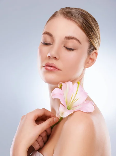 Organic Beauty Studio Shot Young Model Holding Flower Her Bare — Stock Photo, Image