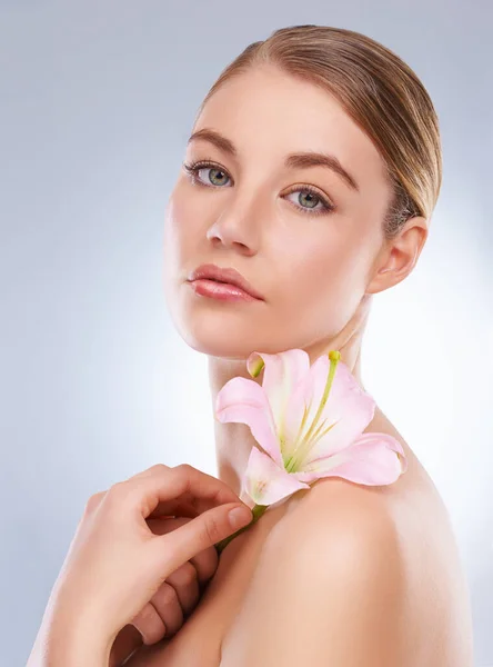 Suave Como Uma Pétala Flor Retrato Estúdio Modelo Atraente Segurando — Fotografia de Stock