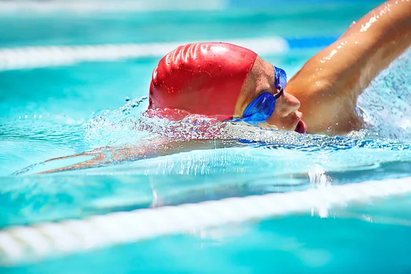 正在练习她的中风 一个专业的女游泳选手在她的泳道里自由泳 — 图库照片
