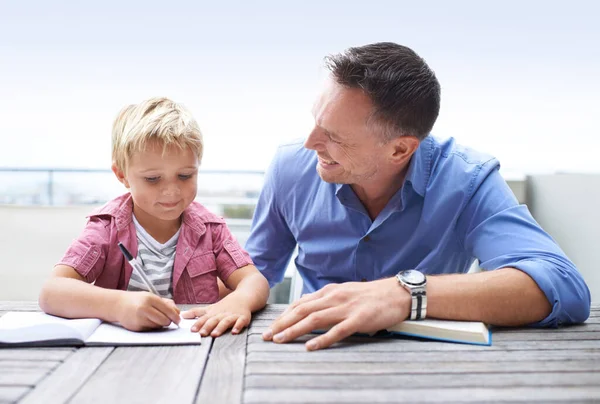 Yaratıcı Renklendirme Oğluna Boyama Kitabında Yardım Eden Bir Baba — Stok fotoğraf