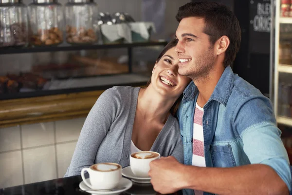 質の高い時間を一緒に過ごす カフェで話している若いカップルが — ストック写真