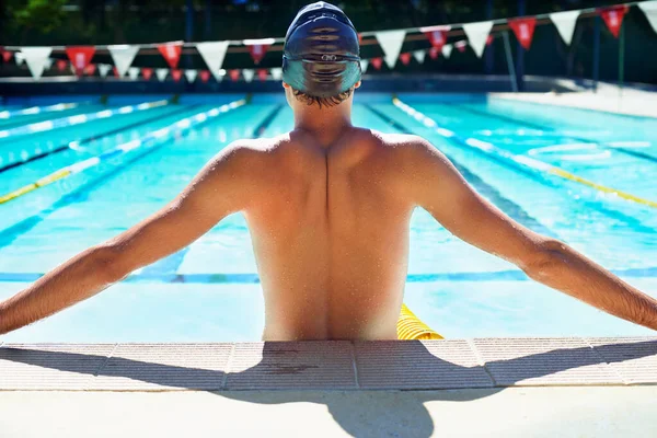 Riprendendo Fiato Momento Giovane Nuotatore Maschio Che Distoglie Sguardo Riposa — Foto Stock