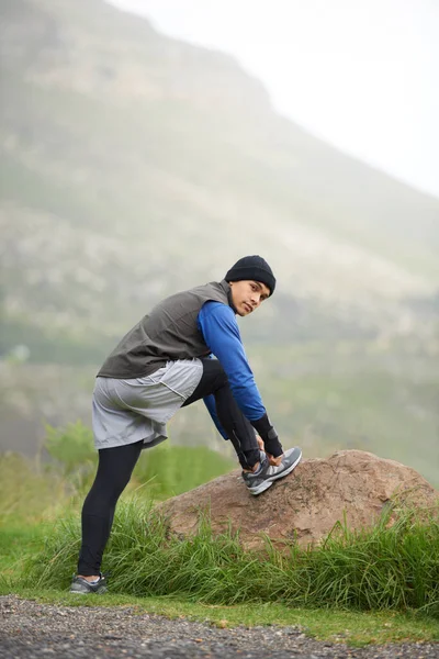 Genieten Van Een Ochtend Joggen Een Jongeman Die Zijn Veters — Stockfoto