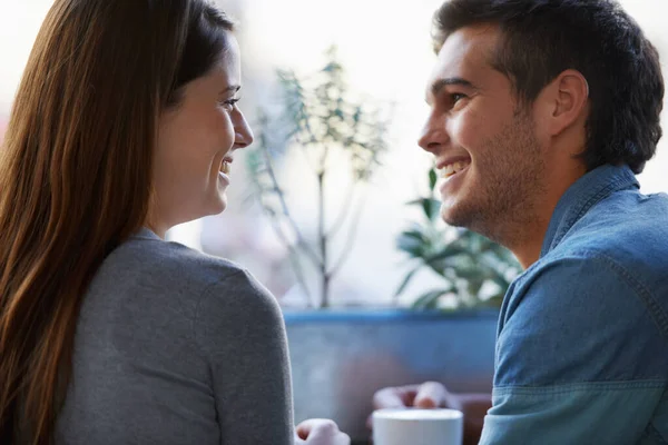 Conhecemo Nos Melhor Jovem Casal Conversando Juntos Café — Fotografia de Stock