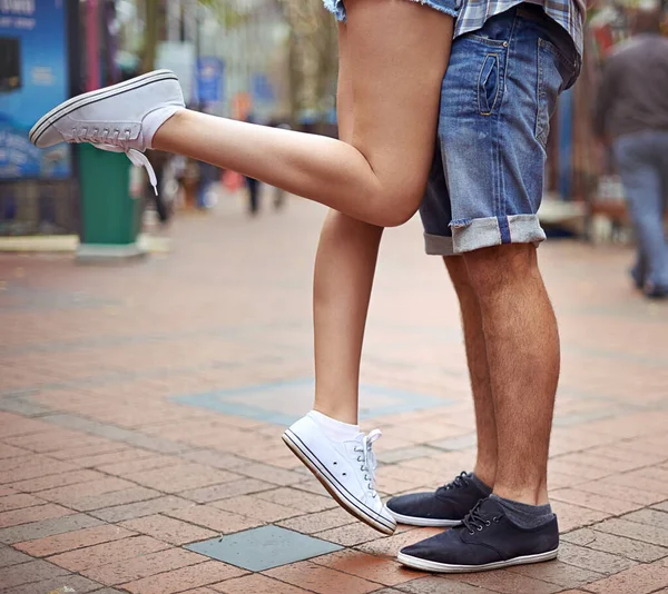 옛날식 로맨스죠 그녀의 다리중 하나를 커플의 비명에 웨이브 — 스톡 사진