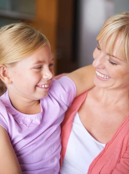 Sharing Mom Daughter Moment Mother Daughter Looking Each Other — Stock Photo, Image