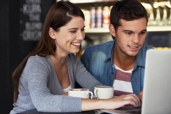 Actualizar Seu Estado Relacionamento Jovem Casal Sentado Café Trabalhando Laptop — Fotografia de Stock