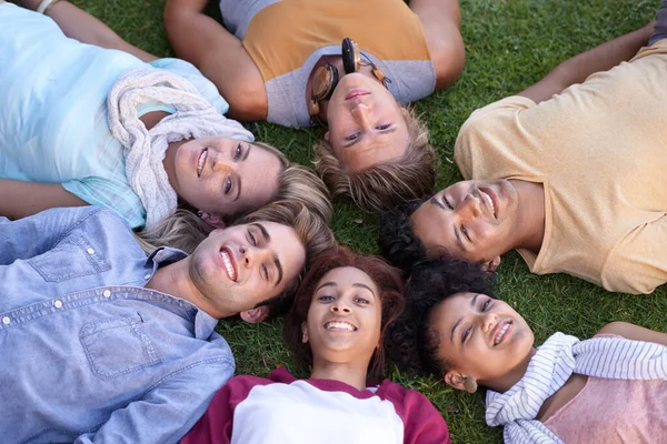 Kylning Efter Lektionen Grupp Unga Studenter Som Ligger Gräset Campus — Stockfoto