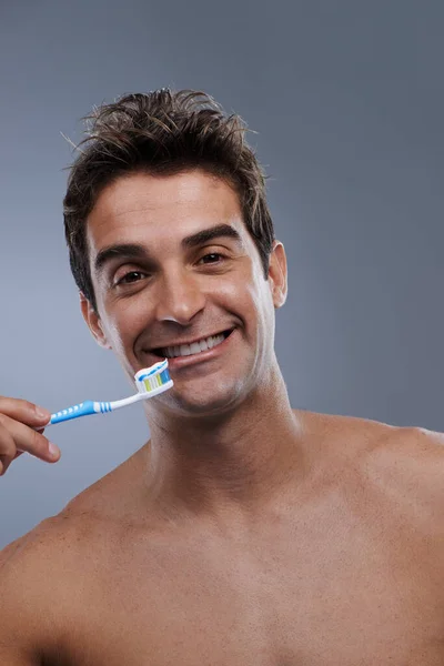 Está Comprometido Con Higiene Dental Retrato Del Estudio Joven Pecho —  Fotos de Stock