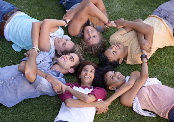 Üniversiteyi Birlikte Bitirmek Kampüsteki Çimlerde Yatan Bir Grup Genç Öğrenci — Stok fotoğraf