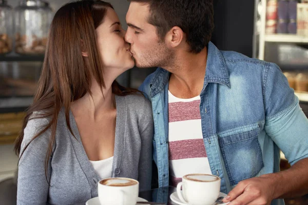 彼らの愛は限界を知らない 若いカップルがカフェでキスして — ストック写真