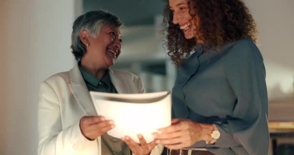 Praca Zespołowa Papier Dokumenty Kobietami Biznesu Śmiejącymi Się Pracującymi Późna — Wideo stockowe