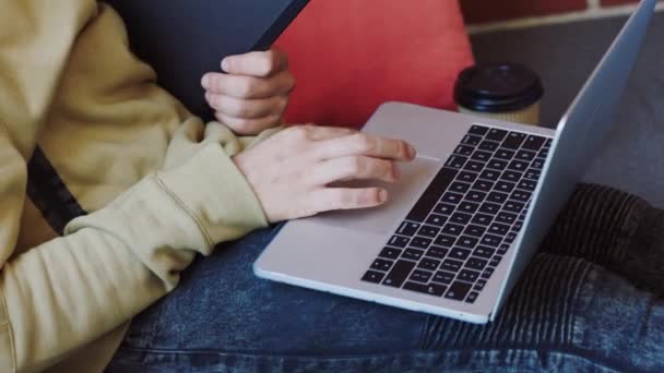 College Student Lernen Mit Online Bildung Kurs Auf Laptop Studieren — Stockvideo