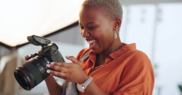 Успіх Щасливе Фотографське Святкування Чорної Жінки Збуджене Фотографією Результатами Дизайнерській — стокове відео