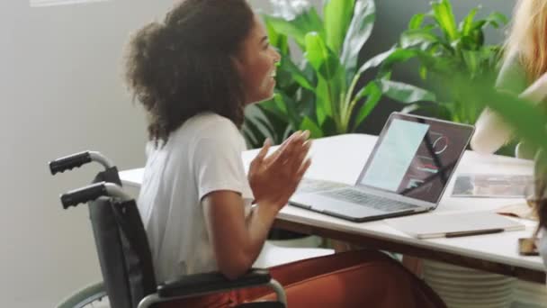Együttműködés Kreatív Pacsi Csapatmunka Sikeréért Projektben Irodában Inkluzív Partnerség Fogyatékkal — Stock videók
