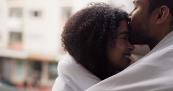 情侣的亲吻 用毛毯粘合在一起 放松和享受浪漫美好的时光 为温暖的巴西男人和女孩带来和平 自由或关系的幸福 为冬天的寒冷遮掩着 — 图库视频影像