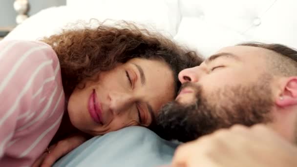 Dormir Amar Relajarse Con Una Pareja Una Cama Del Dormitorio — Vídeos de Stock