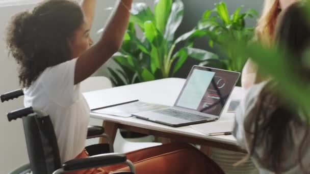 一名残疾妇女在营销展示 工作中的多样性和协作团队的成功 轮椅上的黑人残疾人 在广告集团和成功的工作社区工作 — 图库视频影像