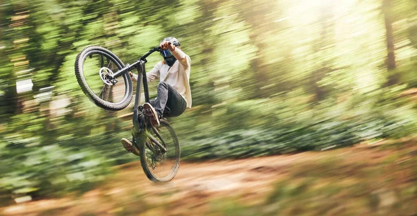 Rörelse Oskärpa Mountainbike Man Actionhopp Och Cykel Hastighet Äventyr Frihet — Stockfoto