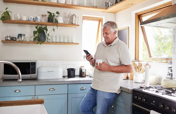 Café Teléfono Anciano Cocina Enviando Mensajes Texto Leyendo Noticias Redes —  Fotos de Stock