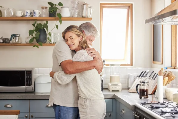 Abraço Apoio Casal Idosos Uma Cozinha Caseira Com Amor Cuidado — Fotografia de Stock