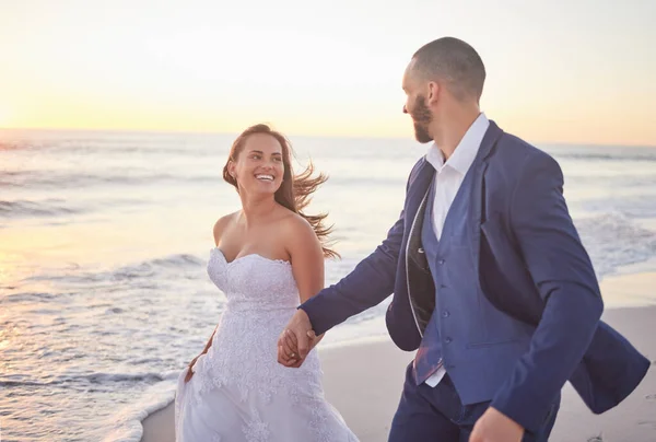 Casal Casamento Praia Sorriem Pôr Sol Passeio Romântico Juntos Depois — Fotografia de Stock