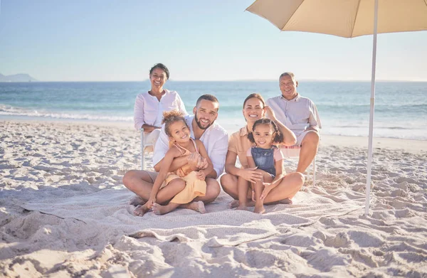 Velká Rodina Rodiče Prarodiče Dětmi Pláži Svěřeneckých Dluhopisech Láska Bezpečnostní — Stock fotografie