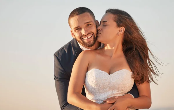 Boda Novia Novio Besan Retrato Romántica Ceremonia Puesta Del Sol —  Fotos de Stock