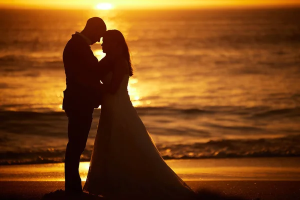 Amor Silhueta Casal Com Vínculo Praia Por Sol Relaxar Desfrutar — Fotografia de Stock