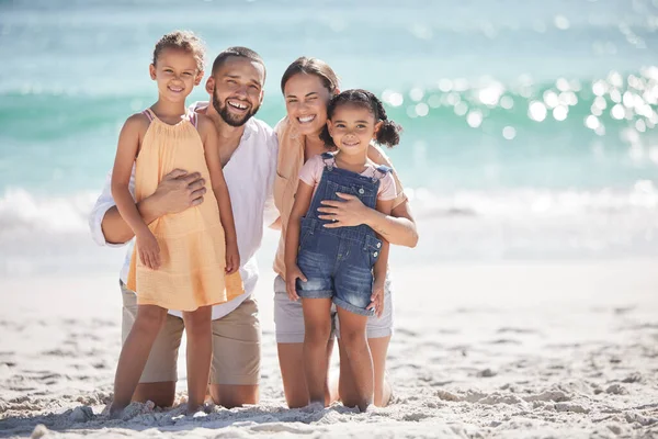 夏の間 家族のビーチ 子供たちは一緒にモルディブの子供たちと一緒に休日に旅行し 母と父と海での休暇で幸せな若い女の子の兄弟の肖像 — ストック写真