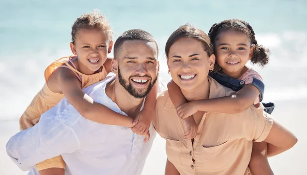 Rodiče Děti Pláž Šťastná Rodina Společně Pro Zábavu Dovolené Slunci — Stock fotografie
