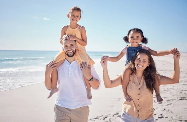 Kinderen Moeder Vader Wandelen Het Strand Tijdens Een Vakantie Aan — Stockfoto