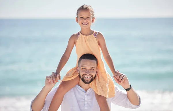 夏休みにスペインの海や海で親の肩の上の楽しいビーチゲームで男 結合と女の子 自然環境の中で娘 遊びの子供や子供を運ぶ肖像画 笑顔と幸せな父親 — ストック写真