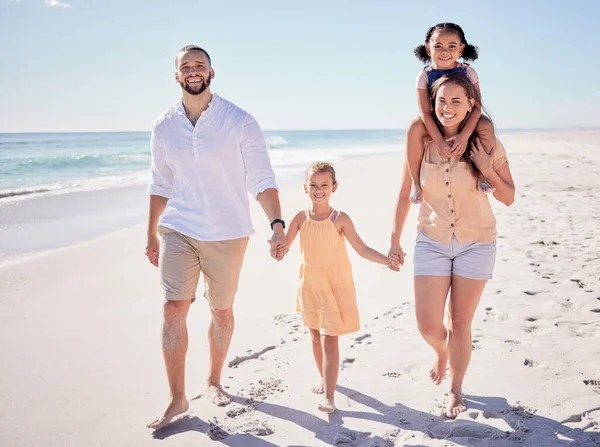 Šťastná Rodina Pláž Držící Ruce Havajské Letní Dovolené Pro Zábavu — Stock fotografie