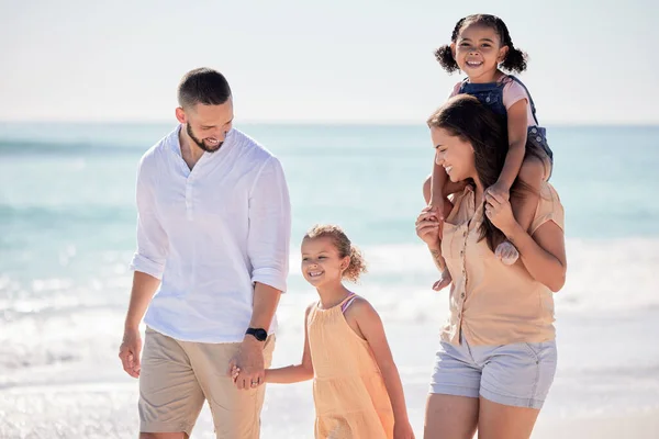 Familia Padres Hijos Caminando Playa Vinculándose Vacaciones Verano Confianza Amor —  Fotos de Stock