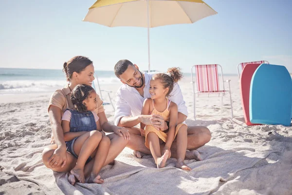 Šťastná Rodina Dovolená Pláži Cestování Dětmi Pečující Rodiče Sblížení Baví — Stock fotografie