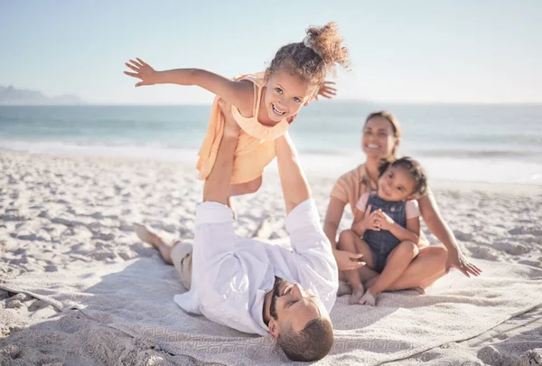 夏天和一个女孩在海滩度假时和她的父母和姐姐一起玩耍 孩子们 带着一个女孩或女儿与她的父亲一起在海边的沙滩上旅行和远洋 — 图库照片