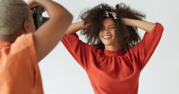 Modelo Feliz Fotógrafo Fotografía Con Una Mujer Negra Disparando Para — Vídeos de Stock